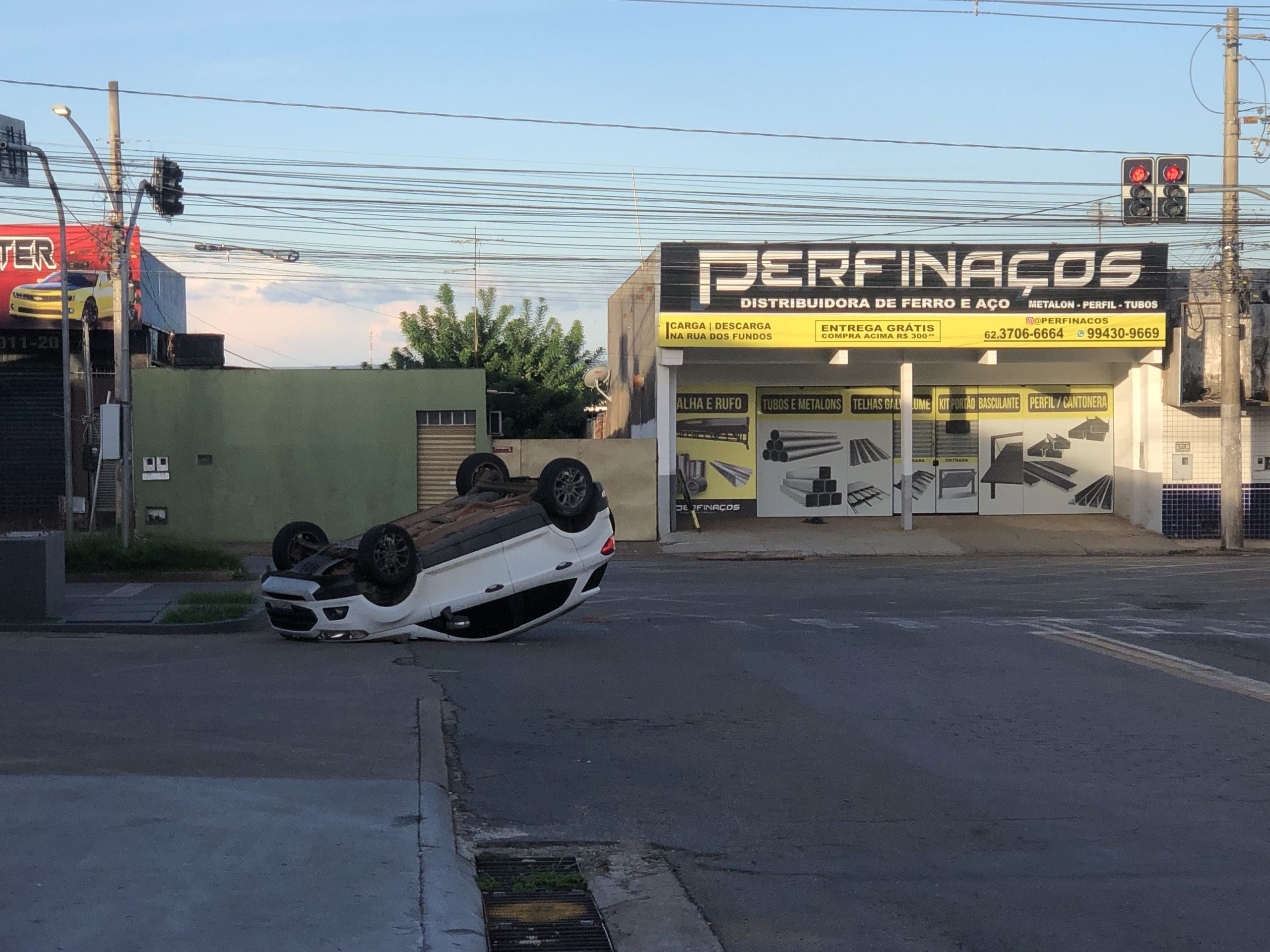 Imagem veiculo tombado em Anápolis