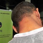 Imagem pai com filho no colo