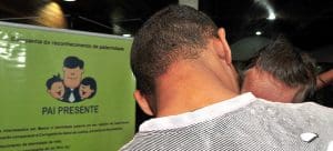 Imagem pai com filho no colo