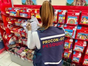Procon Goias fezendo pesquisa de preço de material escolar