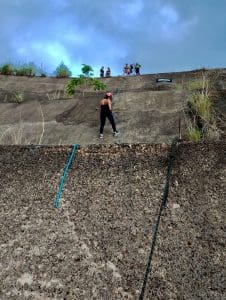 Imagem de pessoa descendo de Rapel em Anápolis