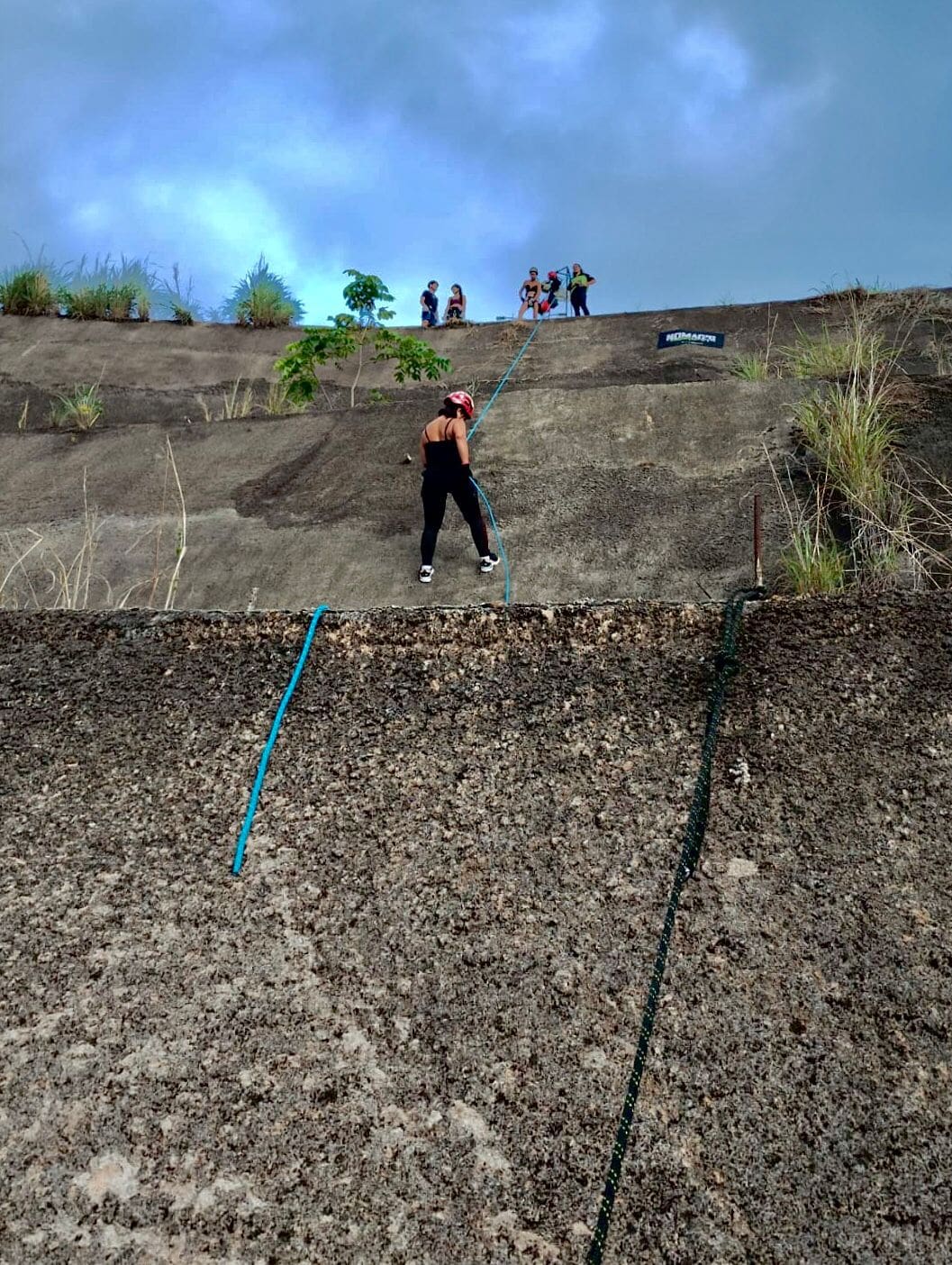 Imagem de pessoa descendo de Rapel em Anápolis