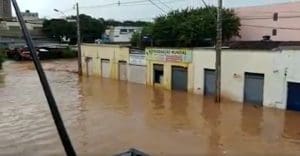 Imagem inundação na Rua Amazílio Lino em Anápolis, Goiás