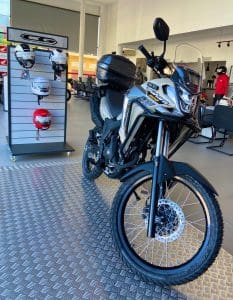 Imagem lançamento da nova Sahara 300 cilindradas na loja CCA Motos