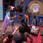 Imagem Vanessa Lopes apertando o botão para sair do BBB