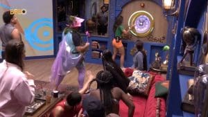 Imagem Vanessa Lopes apertando o botão para sair do BBB