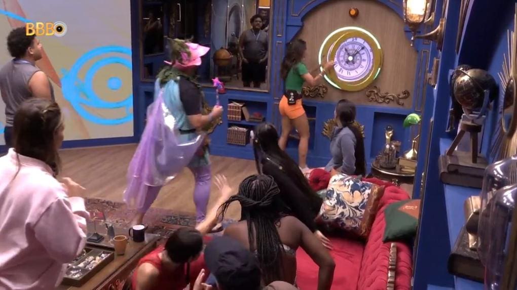 Imagem Vanessa Lopes apertando o botão para sair do BBB