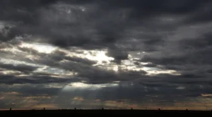 Imagem Céu encoberto por nuvens escuras
