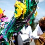 Imagem da Folia de Reis de Anápolis com cores verdes e amarelas