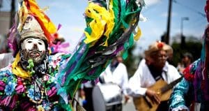 Imagem da Folia de Reis de Anápolis com cores verdes e amarelas