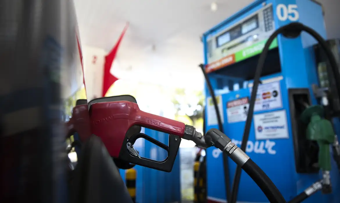 Imagem bomba de combustível em posto de gasolina