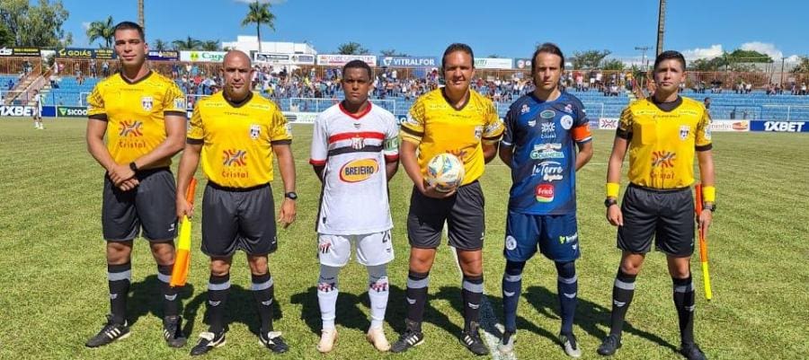 Imagem arbitragem do jogo Goianésia e Anápolis