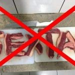 Imagem da palavra sexta escrita com pedaços de carne, com um x vermelho em cima
