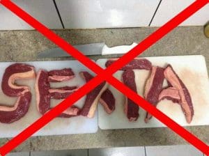 Imagem da palavra sexta escrita com pedaços de carne, com um x vermelho em cima