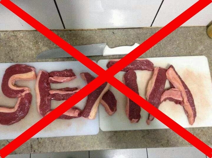 Imagem da palavra sexta escrita com pedaços de carne, com um x vermelho em cima