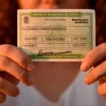 Imagem jovem com titulo eleitoral