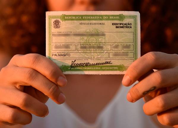 Imagem jovem com titulo eleitoral