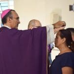 Imagem Dom Dilmo colocxando cinza em fiel