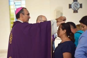 Imagem Dom Dilmo colocxando cinza em fiel