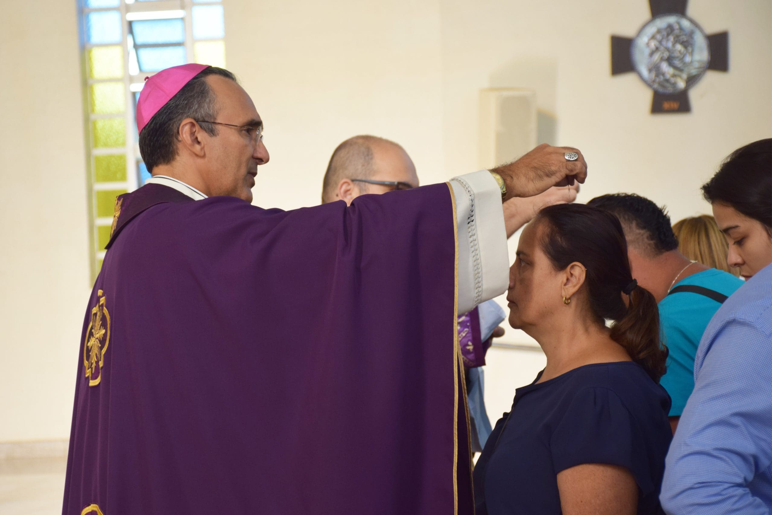 Imagem Dom Dilmo colocxando cinza em fiel