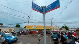 Imagem cena do homicídio na porta da escola