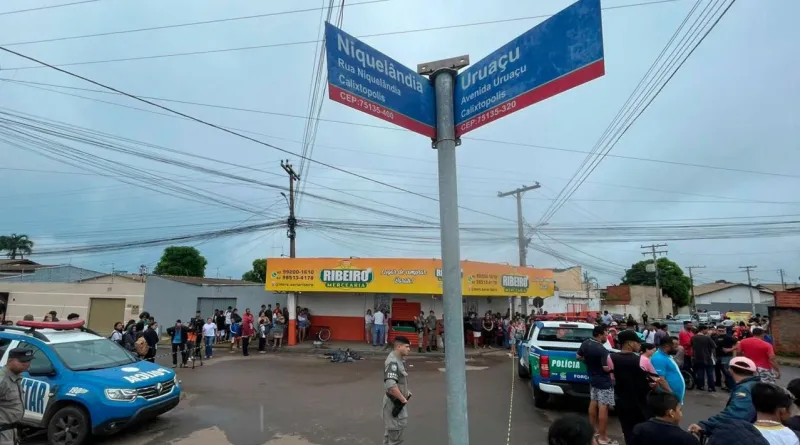 Imagem cena do homicídio na porta da escola