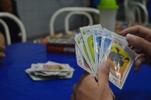 Imagem mão segurando cartas