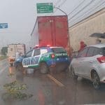 Imagem caminhão acidente na avenida Brasil