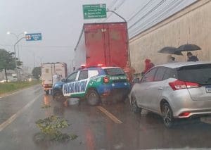 Imagem caminhão acidente na avenida Brasil