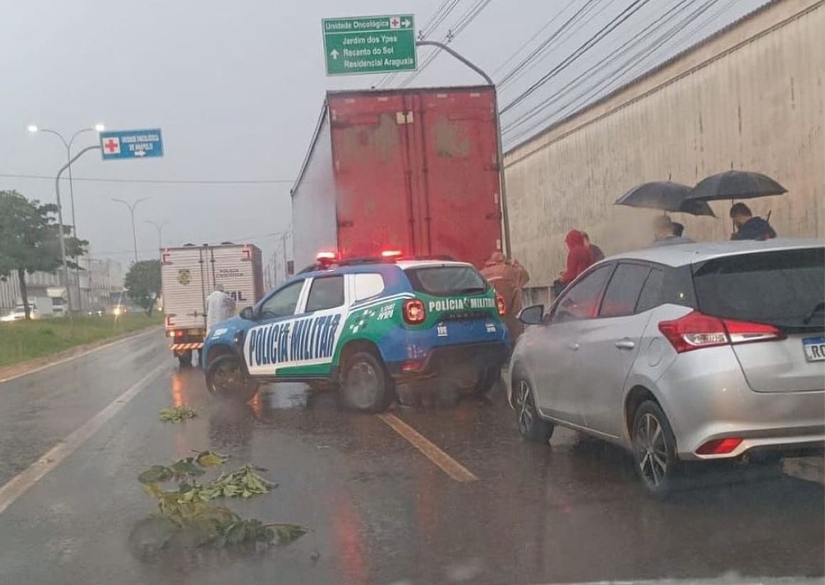 Imagem caminhão acidente na avenida Brasil