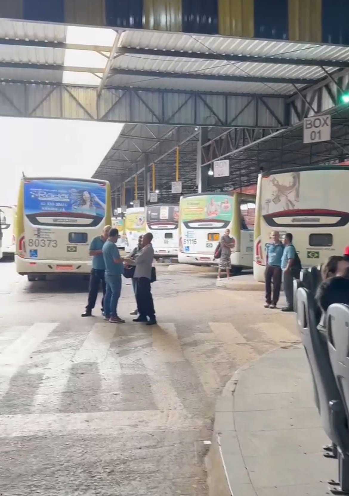 Imagem motoristas parados no terminal urbano de Anápolis