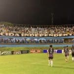 Imagem jogadores do Anápolis comemoram vitória na frente da torcida