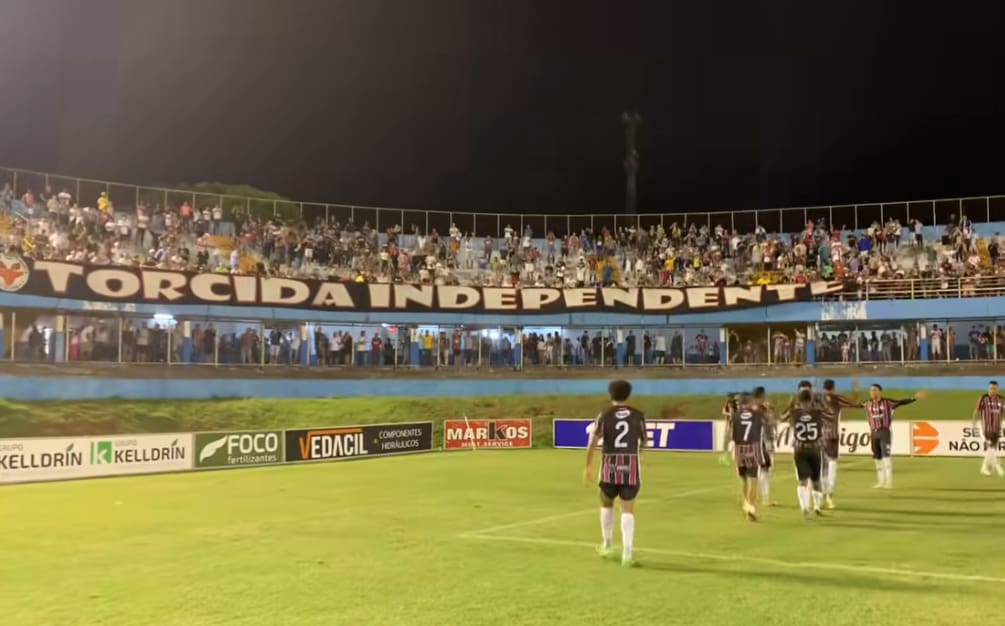 Imagem jogadores do Anápolis comemoram vitória na frente da torcida