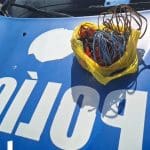 Imagem fios eletricos em cima de viatura da pm