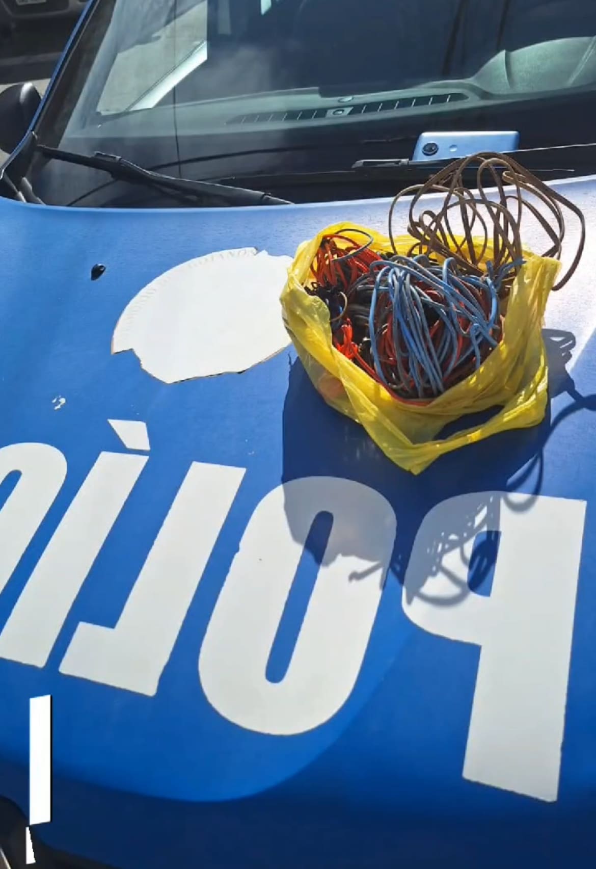 Imagem fios eletricos em cima de viatura da pm
