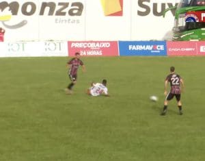 Imagem dois jogadores do Anápolis e um do Porto velho