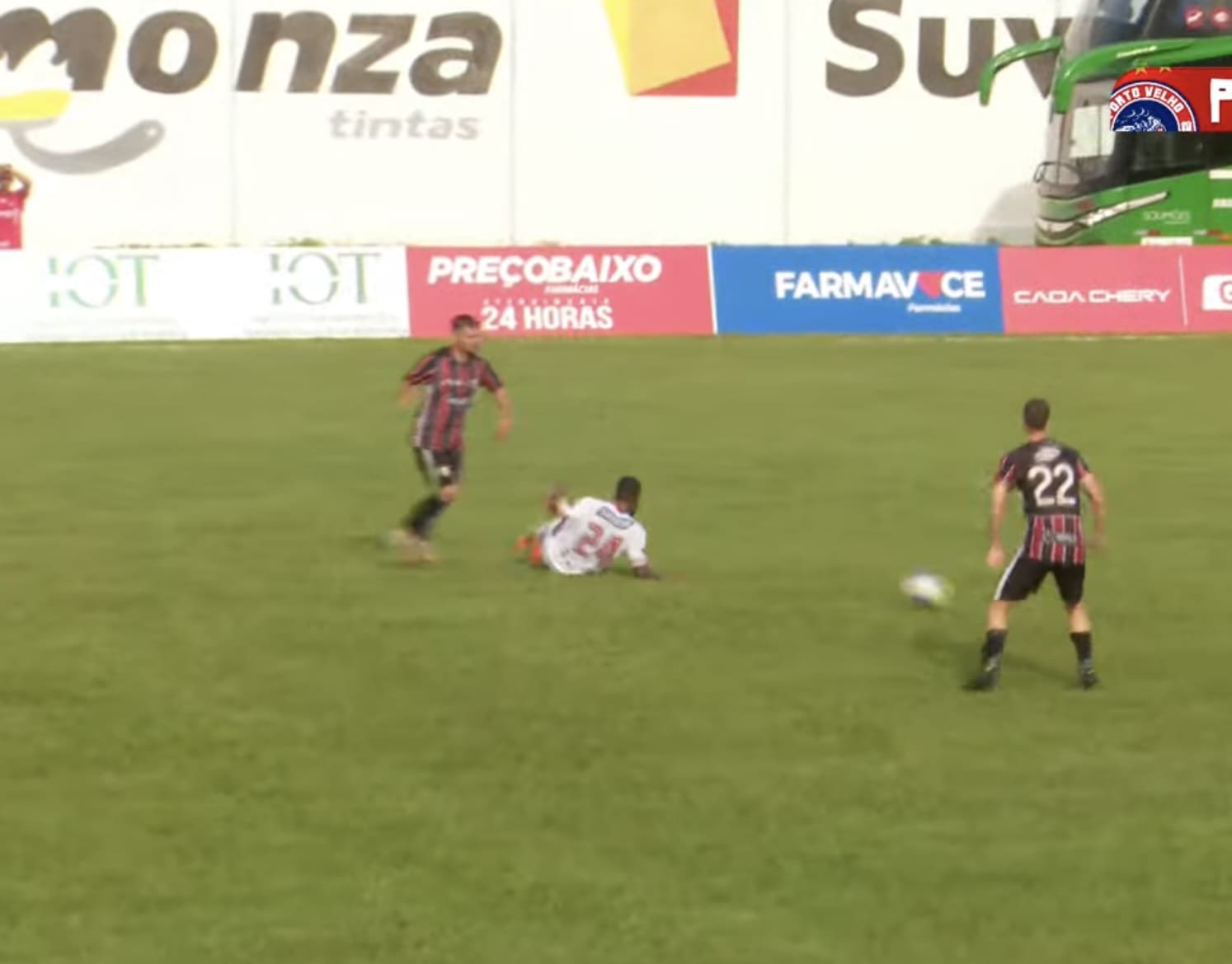 Imagem dois jogadores do Anápolis e um do Porto velho