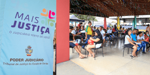 Imagem projeto Mais Justiça, pesoas aguardando atendimento