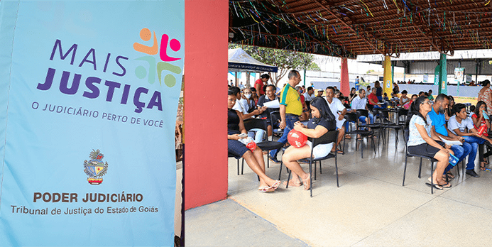 Imagem projeto Mais Justiça, pesoas aguardando atendimento