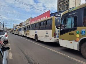 Imagem Ônibus urban parados
