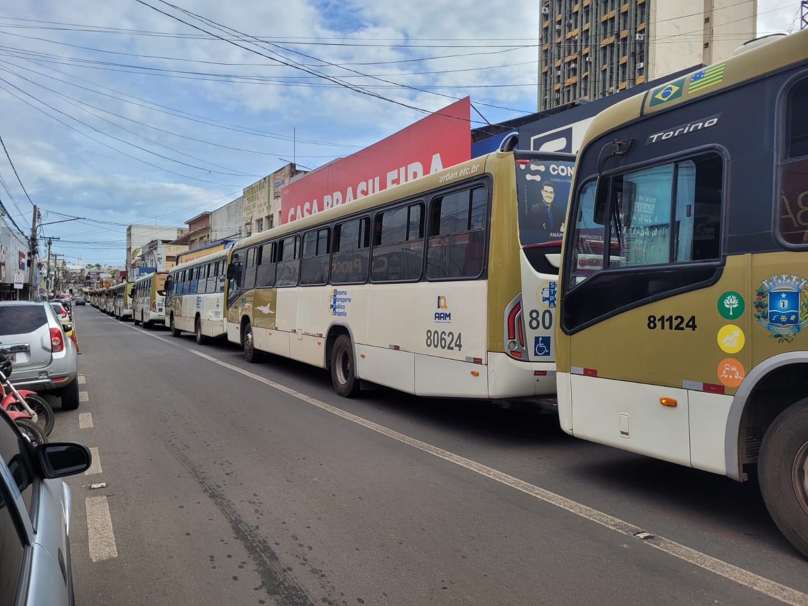 Imagem Ônibus urban parados