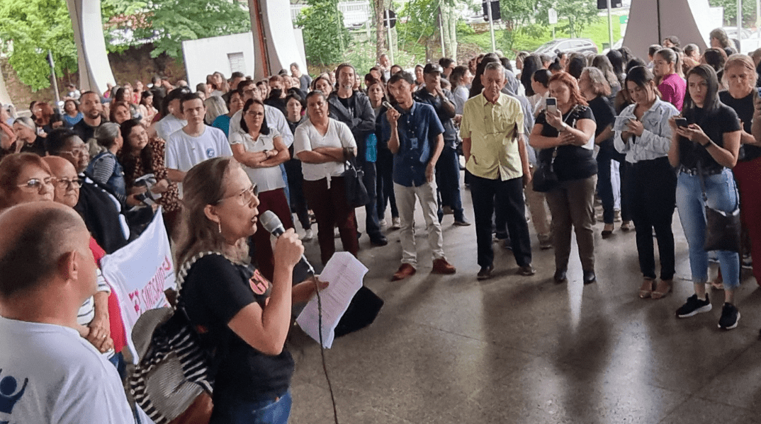 Imagem manifestação na porta da prefeitura de Anápolis