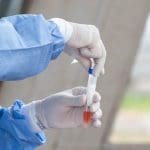 Imagem de enfermeira com teste de covid