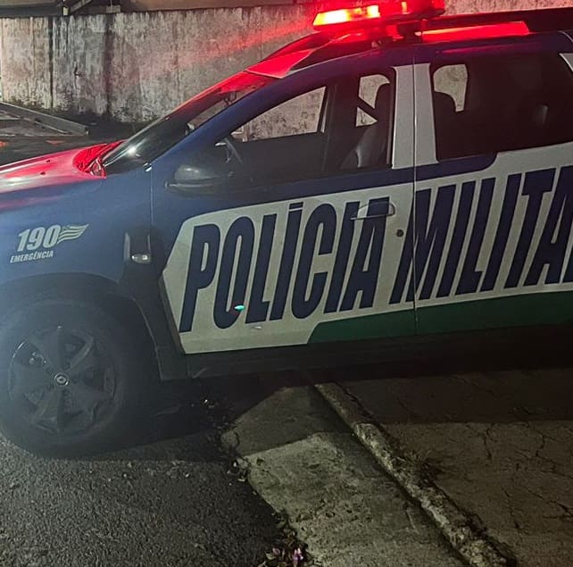 Imagem viatura PM a noite