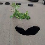 Imagem de buraco na rua Amazílio Lino