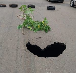 Imagem de buraco na rua Amazílio Lino