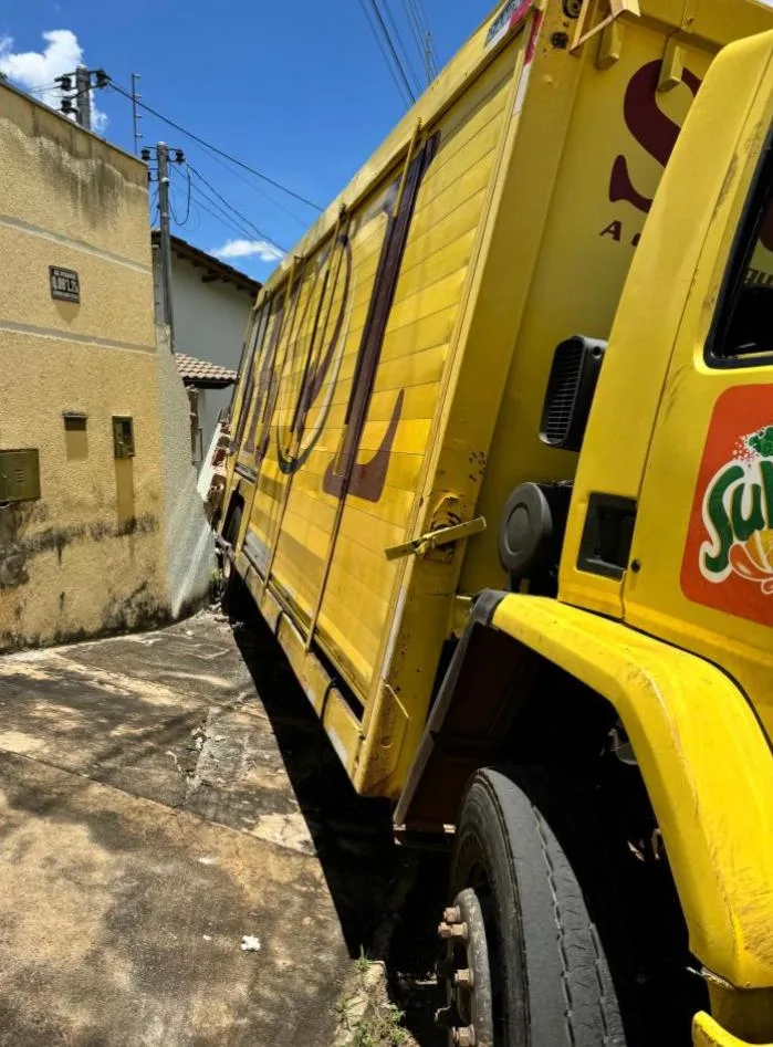 Imagem caminhão de cerveja da marca Skol