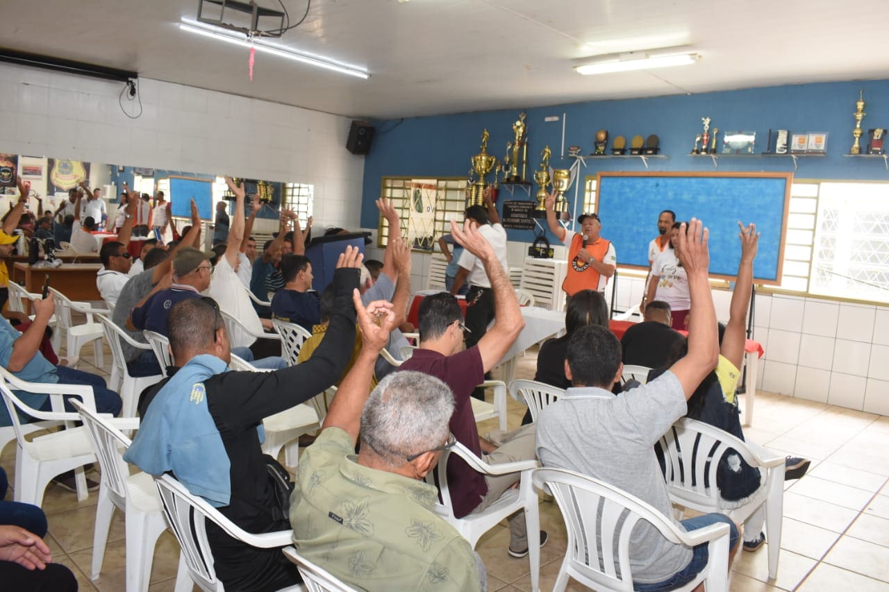 Imagem motoristas no sindicato aprovando indicativo de greve