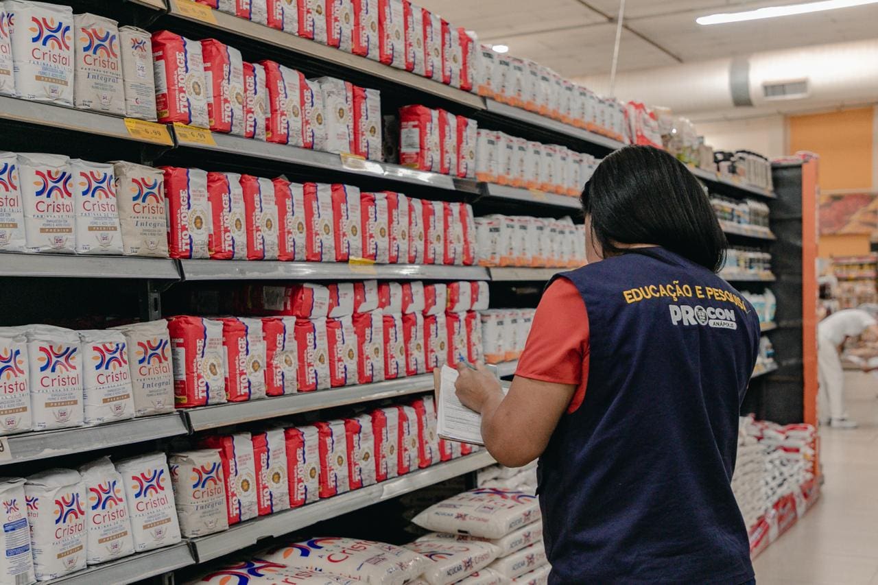 Imagem fiscal Procon em Supermercado