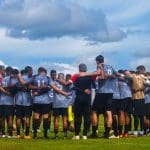 Imagem jogadores do Anápolis abraçados em circulo durante treino